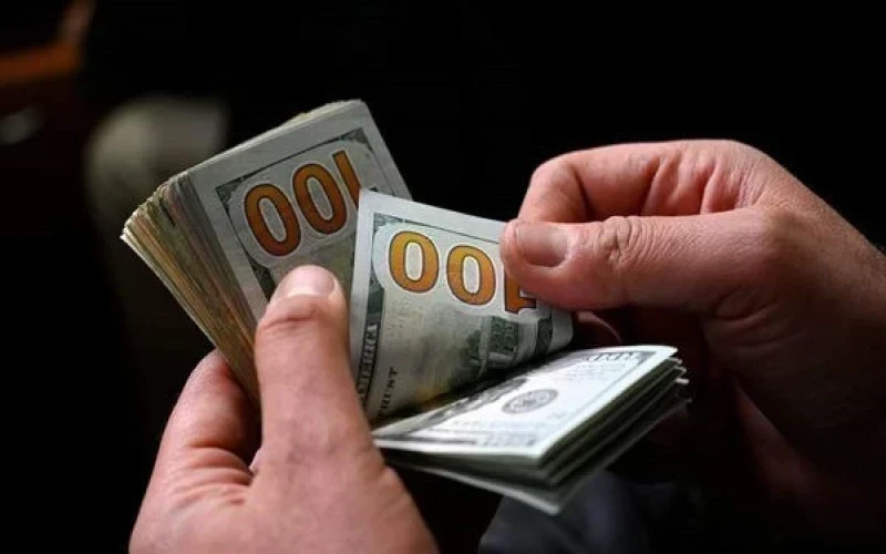 البنك المركزي يقلص منح الدولار للمسافرين مرتين سنوياً