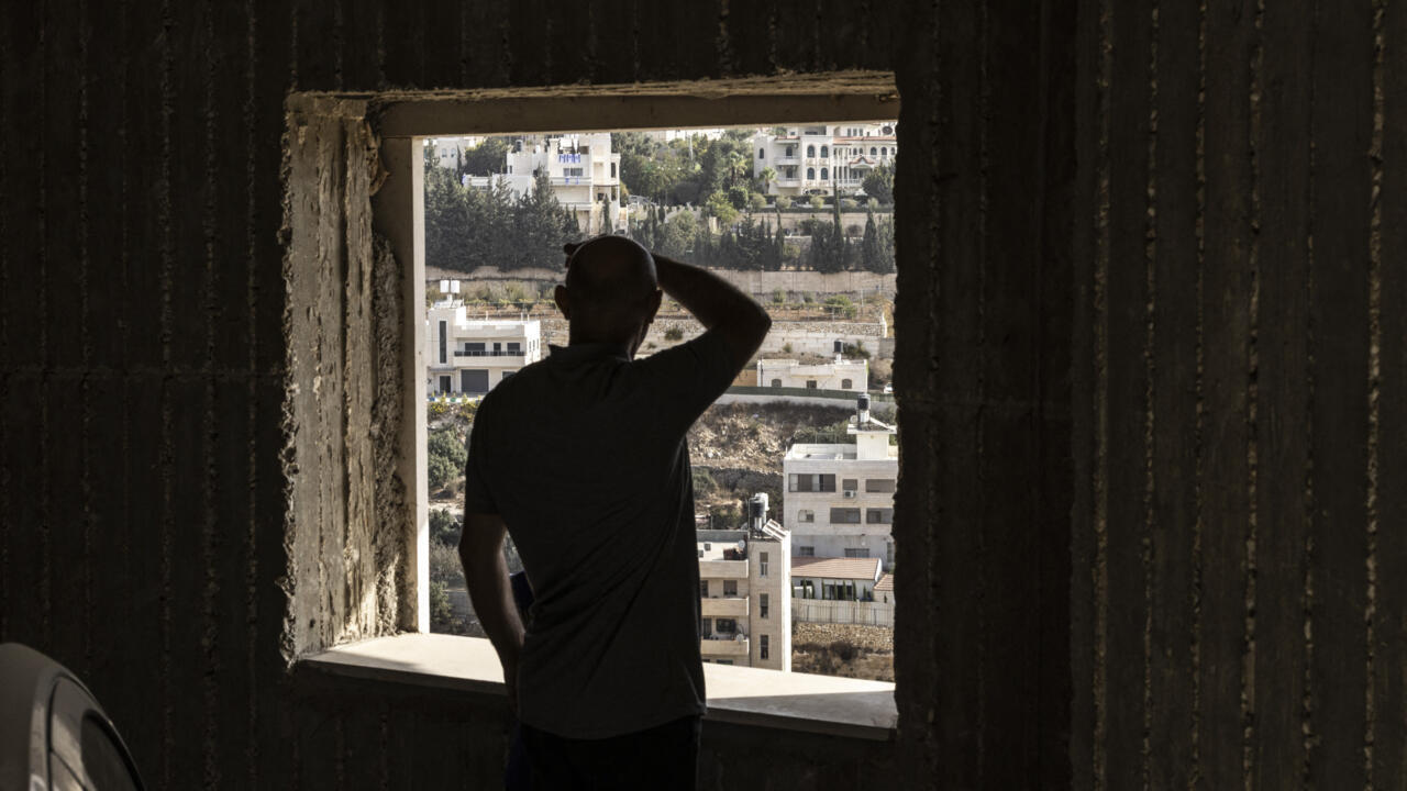 القوات الإسرائيلية تُهجّر 1200 فلسطيني في الخليل بعد هجوم أسفر عن مقتل جنديين