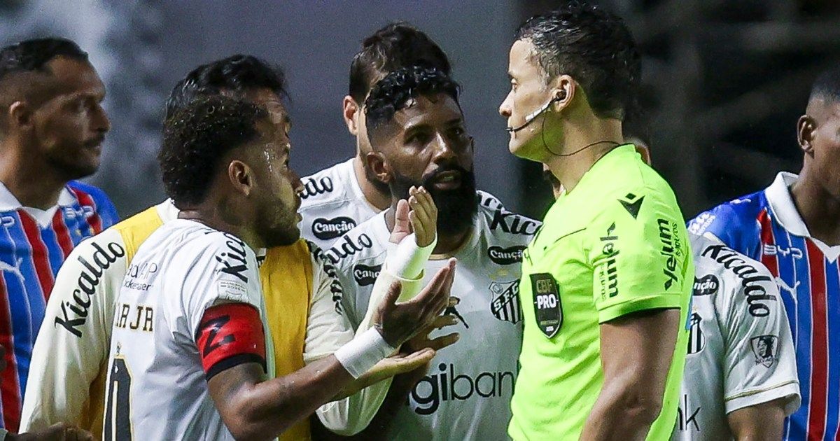 نيمار يتلقى إيقافاً لمباراتين مع سانتوس لتغطيته فمه أثناء جدال
